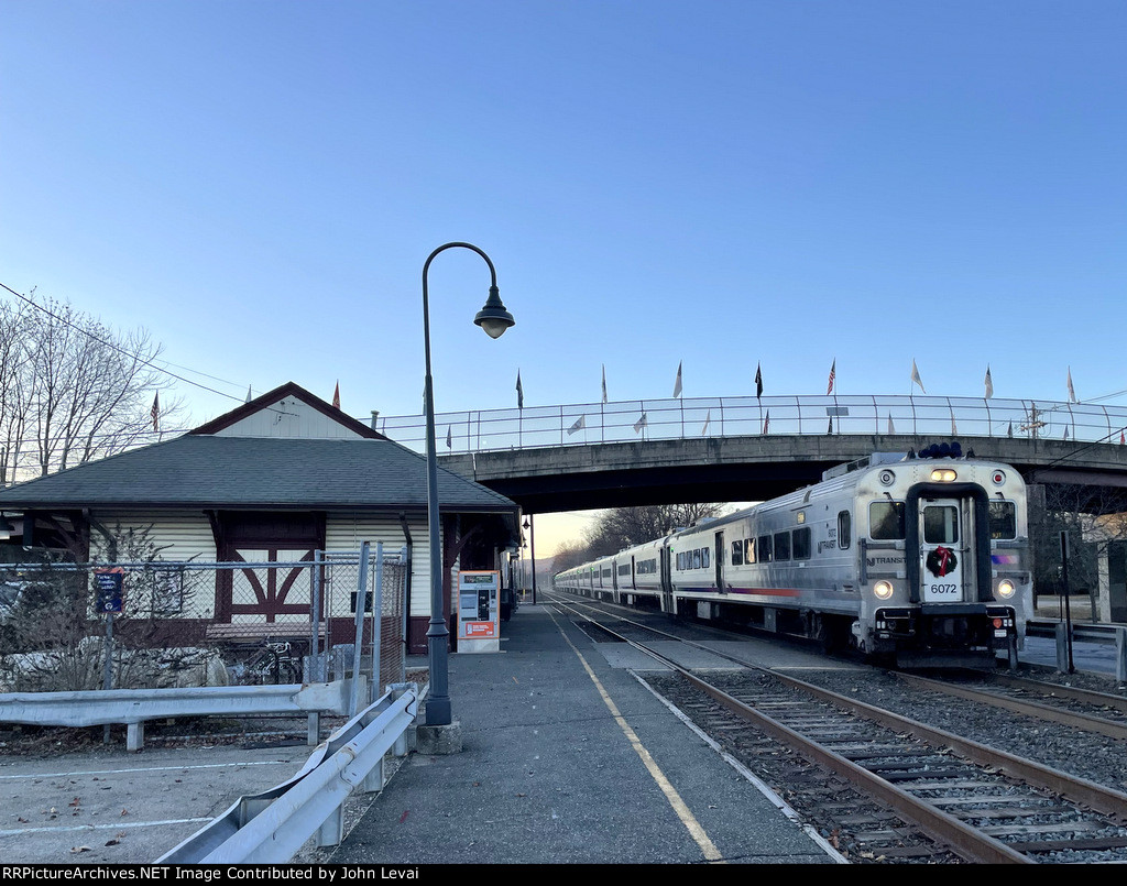 NJT Santa Train heading east past Lincoln Park Station with a NJT Comet V Cab Car leading